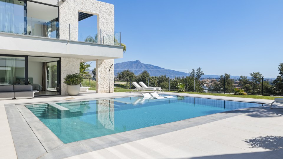 Benahavis, Frontline Golf Villa in La Alqueria, Benahavis