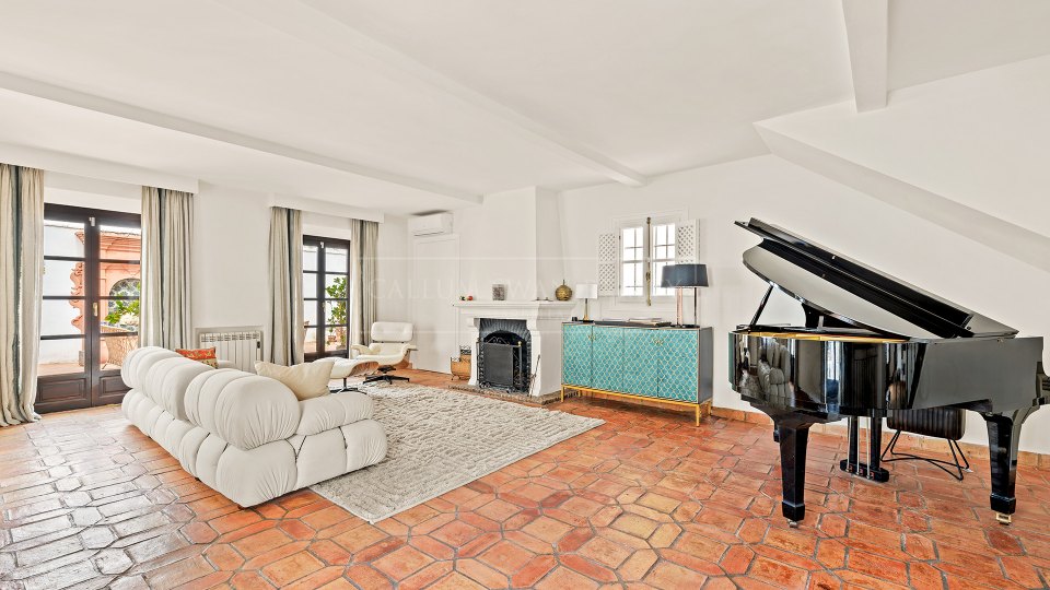 Marbella Golden Mile, Elegant Andalusian-Style Townhouse Steps from Puente Romano, Golden Mile Marbella