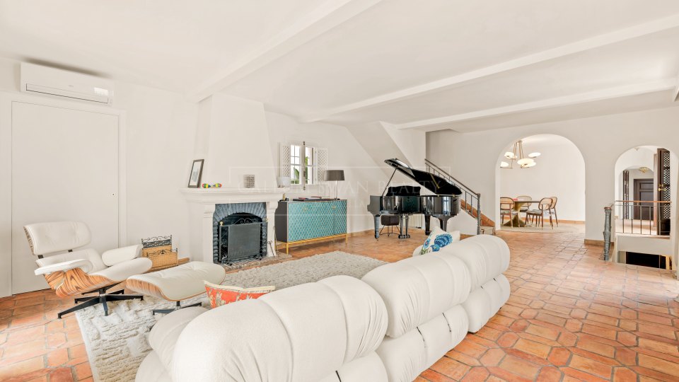 Marbella Golden Mile, Elegant Andalusian-Style Townhouse Steps from Puente Romano, Golden Mile Marbella