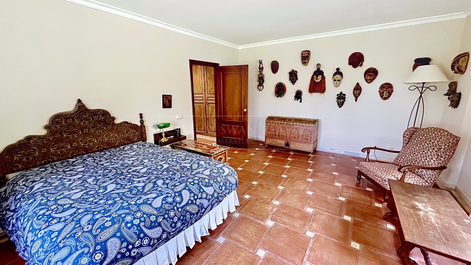 Nueva Andalucia, Villa de Estilo Andaluz en Amplia Parcela en Ubicación Privilegiada – Atalaya Río Verde