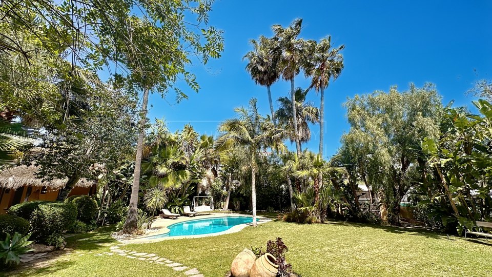 Nueva Andalucia, Villa de Estilo Andaluz en Amplia Parcela en Ubicación Privilegiada – Atalaya Río Verde