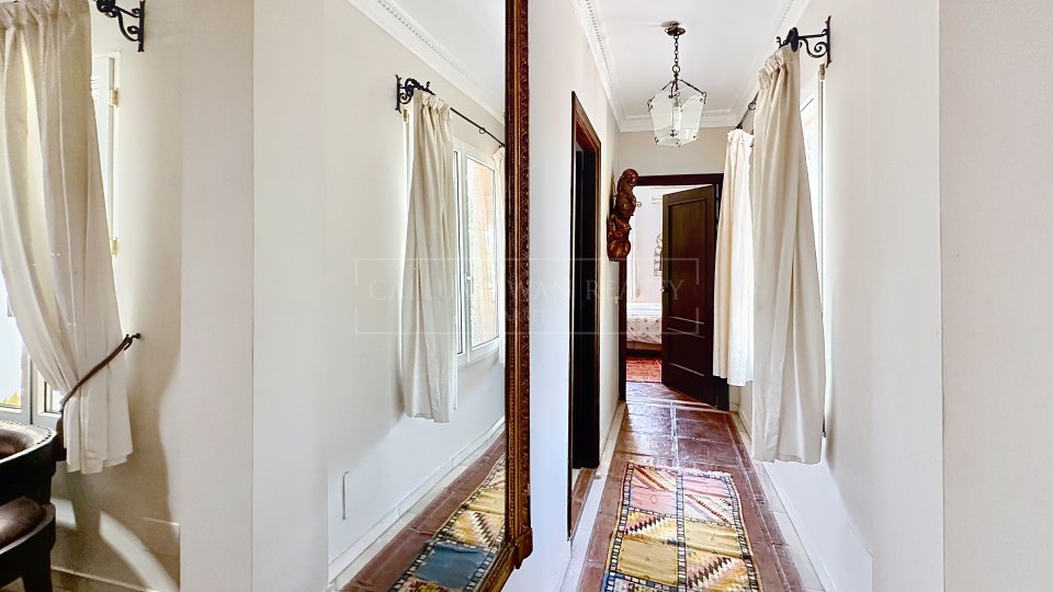 Nueva Andalucia, Villa de Estilo Andaluz en Amplia Parcela en Ubicación Privilegiada – Atalaya Río Verde