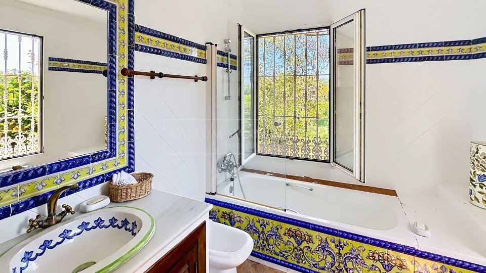 Nueva Andalucia, Villa de Estilo Andaluz en Amplia Parcela en Ubicación Privilegiada – Atalaya Río Verde