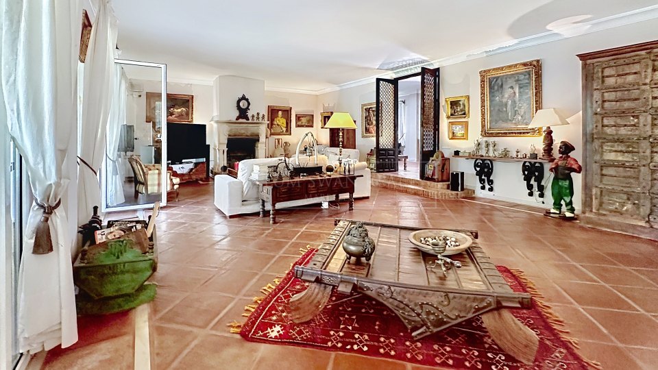 Nueva Andalucia, Villa de Estilo Andaluz en Amplia Parcela en Ubicación Privilegiada – Atalaya Río Verde