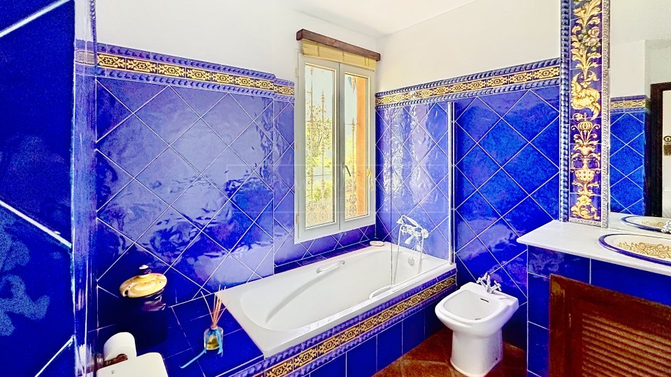 Nueva Andalucia, Villa de Estilo Andaluz en Amplia Parcela en Ubicación Privilegiada – Atalaya Río Verde