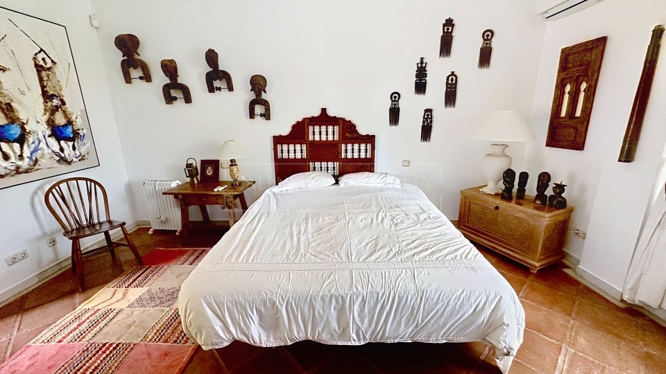 Nueva Andalucia, Villa de Estilo Andaluz en Amplia Parcela en Ubicación Privilegiada – Atalaya Río Verde