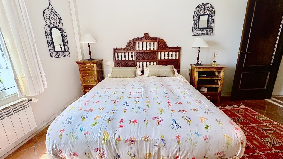 Nueva Andalucia, Villa de Estilo Andaluz en Amplia Parcela en Ubicación Privilegiada – Atalaya Río Verde