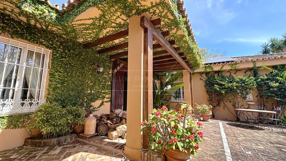 Nueva Andalucia, Villa de Estilo Andaluz en Amplia Parcela en Ubicación Privilegiada – Atalaya Río Verde
