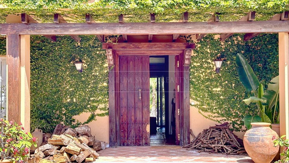 Nueva Andalucia, Villa de Estilo Andaluz en Amplia Parcela en Ubicación Privilegiada – Atalaya Río Verde