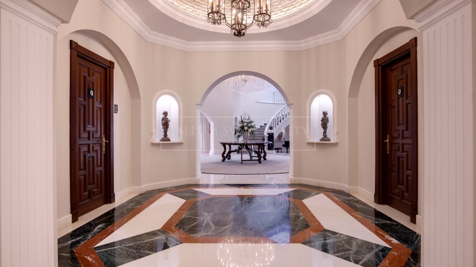 Marbella Golden Mile, Prime Beachfront Villa on Marbella’s Golden Mile