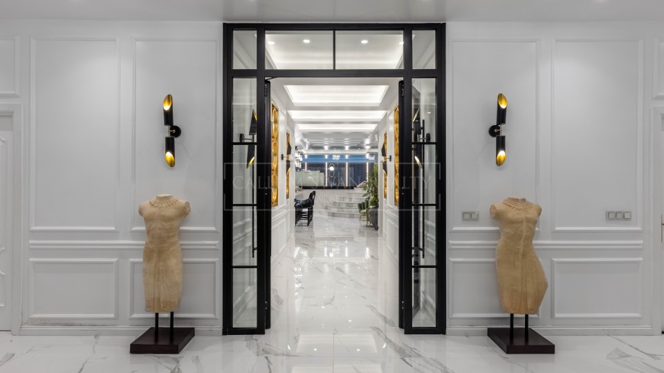 Marbella - Puerto Banus, Beachfront estate in prime location