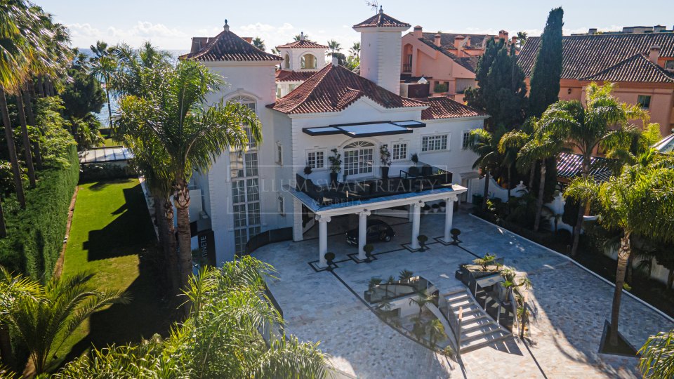 Marbella - Puerto Banus, Beachfront estate in prime location
