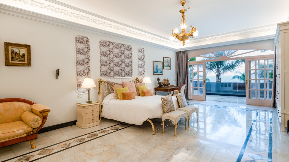 Marbella - Puerto Banus, Beachfront estate in prime location