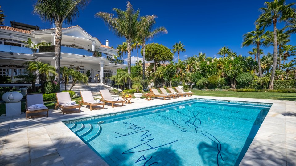 Marbella - Puerto Banus, Beachfront estate in prime location