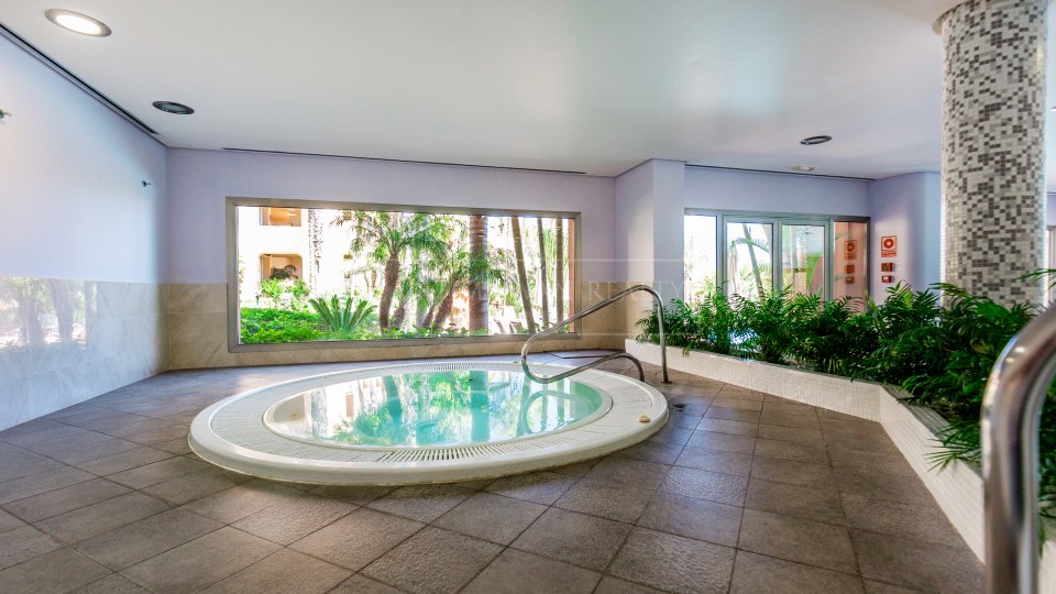Marbella Golden Mile, Precioso apartamento en la comunidad cerrada Mansion Club