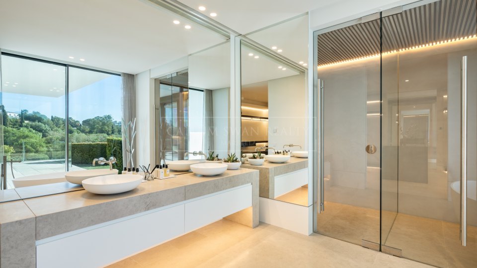 Benahavis, Modern Villa with Stunning Views in La Quinta