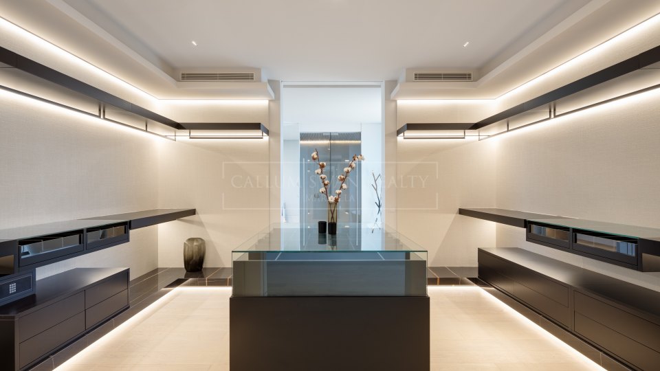 Benahavis, Modern Villa with Stunning Views in La Quinta