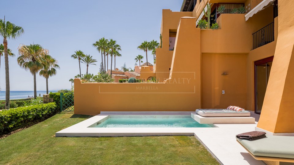 Estepona, Beachfront Apartment in Los Granados del Mar with Private Pool & Sea Views