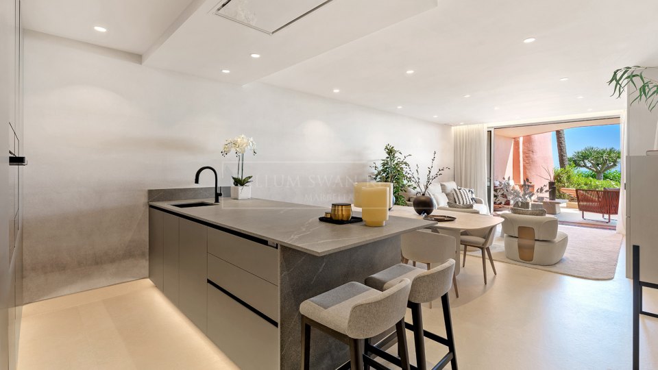 Estepona, Beachfront apartment for sale in Estepona