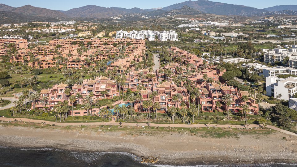Estepona, Beachfront apartment for sale in Estepona