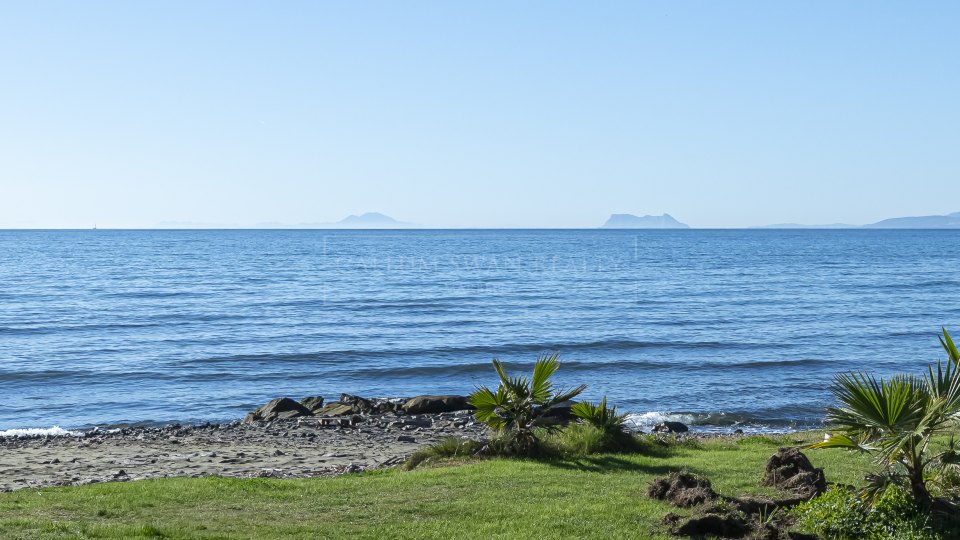 Estepona, Beachfront apartment for sale in Estepona