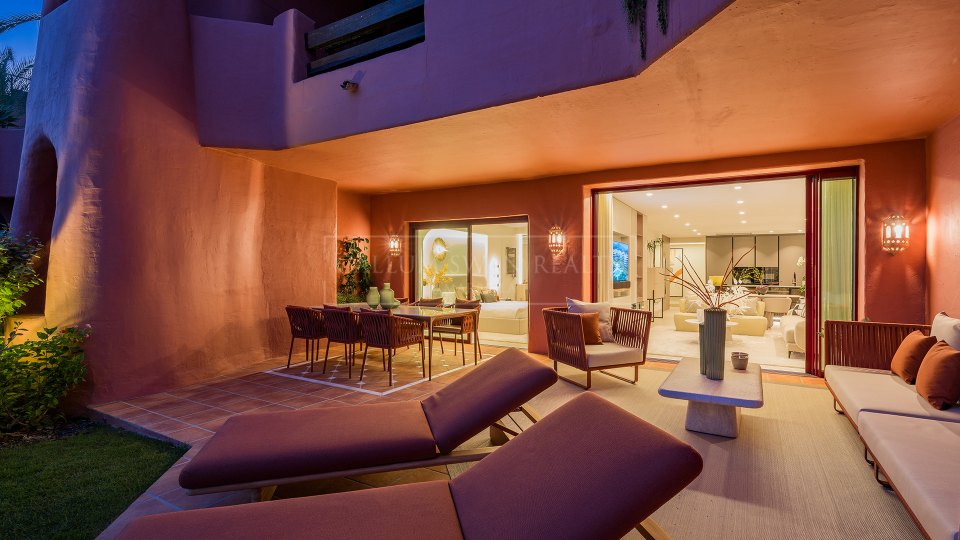 Estepona, Beachfront apartment for sale in Estepona