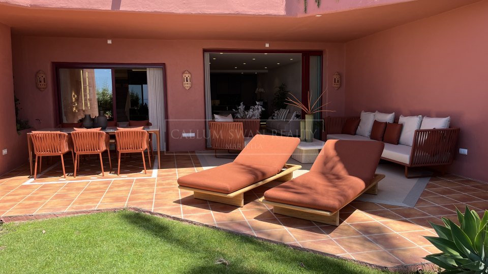 Estepona, Beachfront apartment for sale in Estepona
