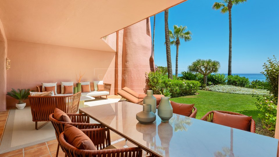 Estepona, Beachfront apartment for sale in Estepona