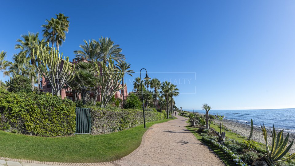 Estepona, Beachfront apartment for sale in Estepona