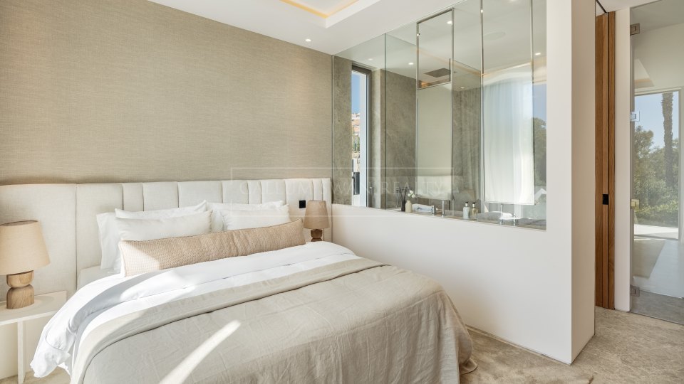 Nueva Andalucia, Villa en Nueva Andalucia con vistas al golf, al mar y a la montaña