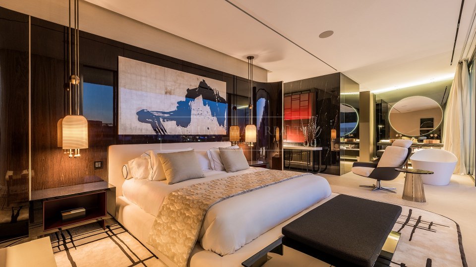 Marbella Golden Mile, Villa de lujo en venta en una comunidad cerrada en la Milla de Oro de Marbella