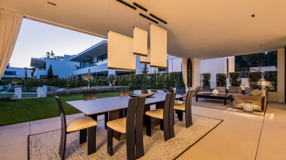 Marbella Golden Mile, Villa de lujo en venta en una comunidad cerrada en la Milla de Oro de Marbella