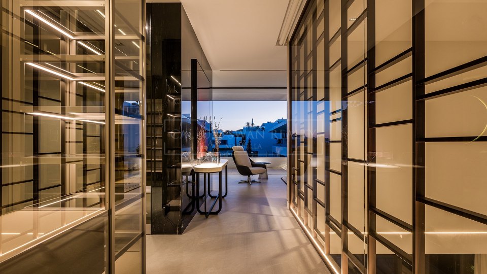 Marbella Golden Mile, Villa de lujo en venta en una comunidad cerrada en la Milla de Oro de Marbella