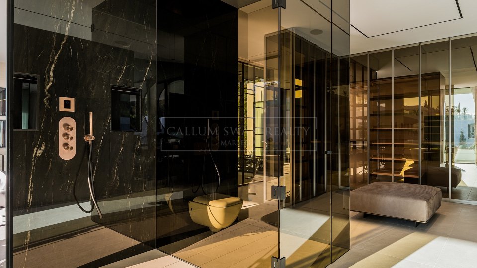Marbella Golden Mile, Villa de lujo en venta en una comunidad cerrada en la Milla de Oro de Marbella