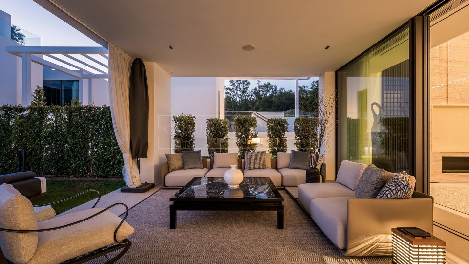 Marbella Golden Mile, Villa de lujo en venta en una comunidad cerrada en la Milla de Oro de Marbella