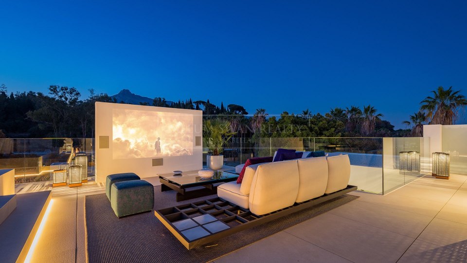 Marbella Golden Mile, Villa de lujo en venta en una comunidad cerrada en la Milla de Oro de Marbella