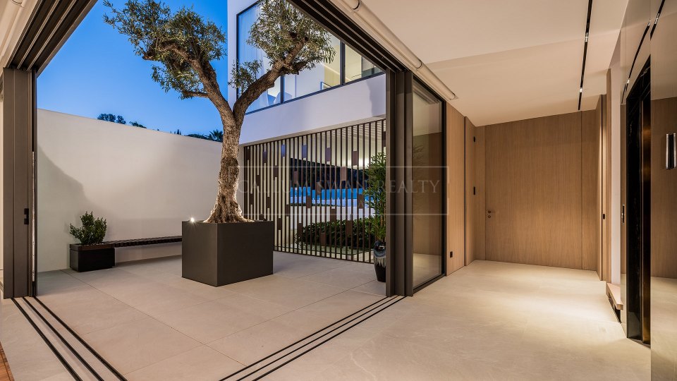 Marbella Golden Mile, Villa de lujo en venta en una comunidad cerrada en la Milla de Oro de Marbella