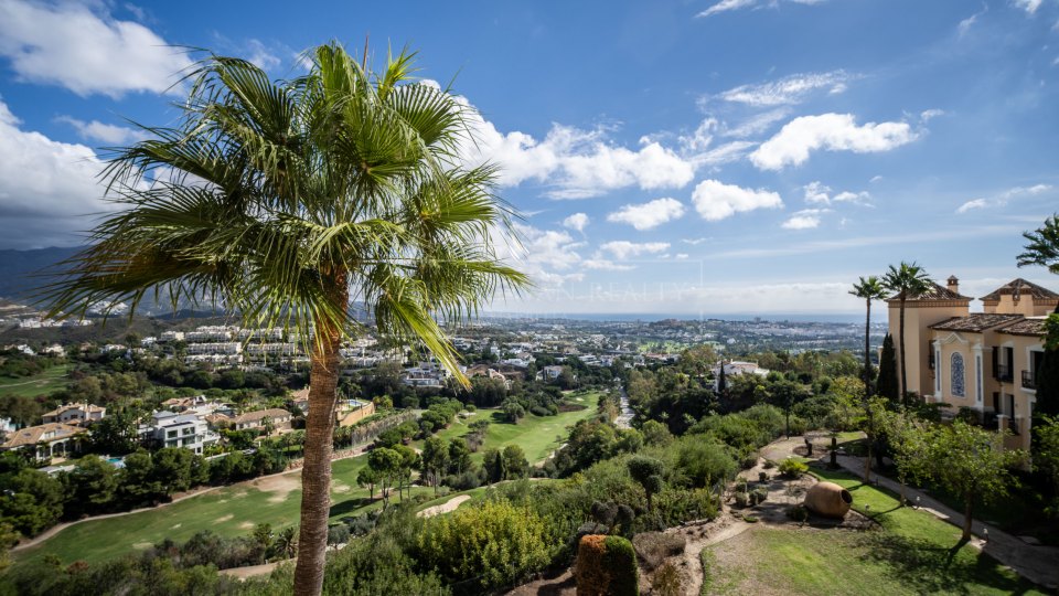 Benahavis, Penthouse à vendre avec vue imprenable sur la mer, le golf et les montagnes à La Quinta