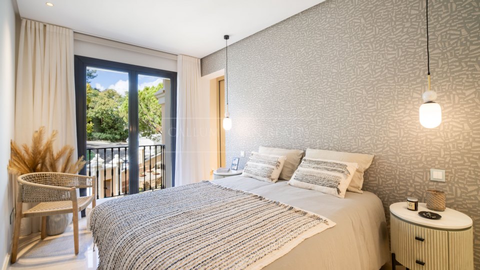 Benahavis, Penthouse à vendre avec vue imprenable sur la mer, le golf et les montagnes à La Quinta