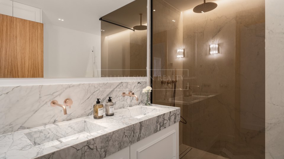 Marbella Golden Mile, Appartement en bord de mer récemment rénové à Coral Beach, Golden Mile