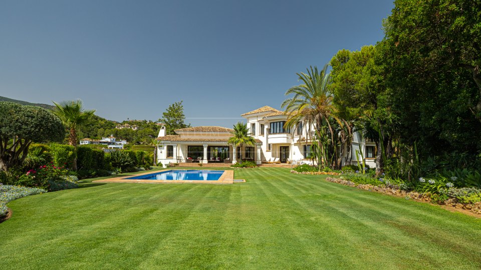 Benahavis, Elegante casa con vistas al campo de golf y a las montañas en La Zagaleta