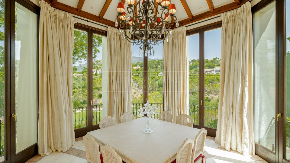 Benahavis, Elegante casa con vistas al campo de golf y a las montañas en La Zagaleta