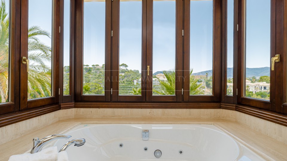 Benahavis, Elegante casa con vistas al campo de golf y a las montañas en La Zagaleta