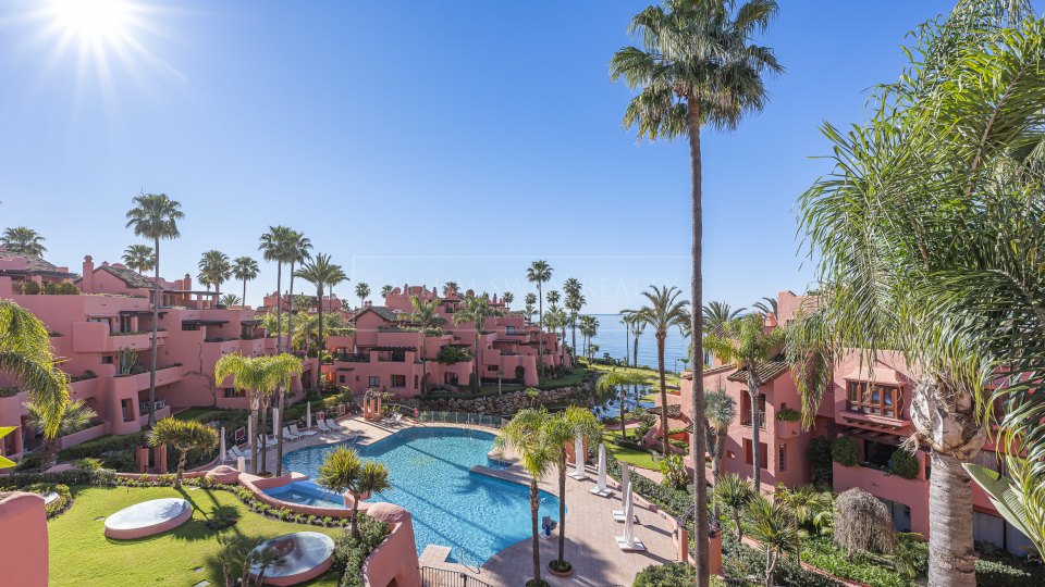 Spacious beachfront penthouse in Cabo Bermejo, Estepona