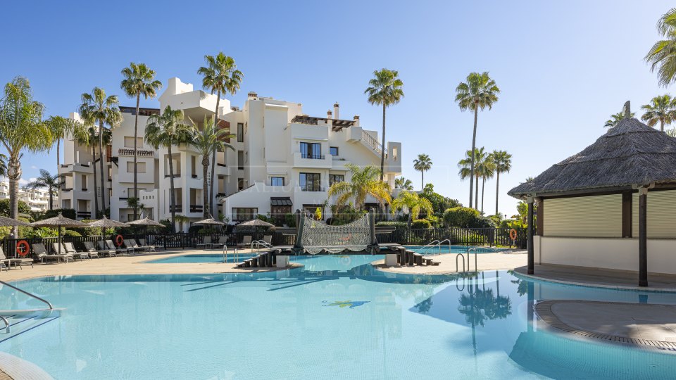 Estepona, Apartamento reformado en primera línea de playa en Bahía del Velerín, Estepona