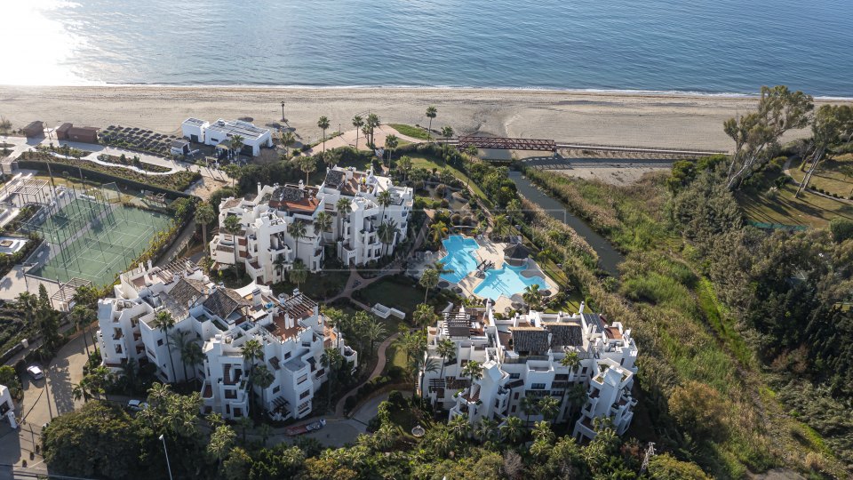 Estepona, Apartamento reformado en primera línea de playa en Bahía del Velerín, Estepona