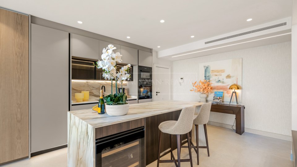 Estepona, Apartamento reformado en primera línea de playa en Bahía del Velerín, Estepona