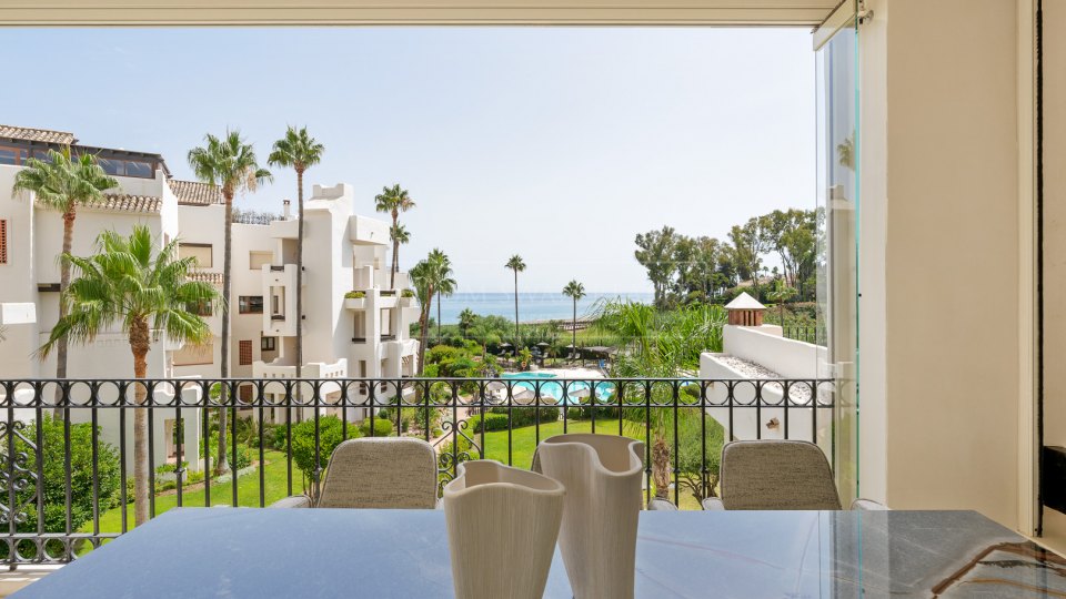 Estepona, Apartamento reformado en primera línea de playa en Bahía del Velerín, Estepona