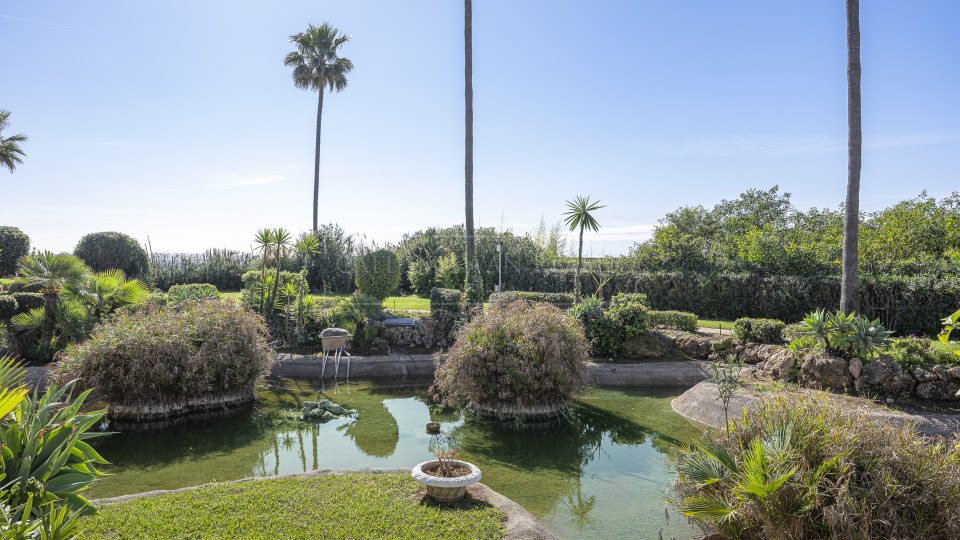 Estepona, Apartamento reformado en primera línea de playa en Bahía del Velerín, Estepona