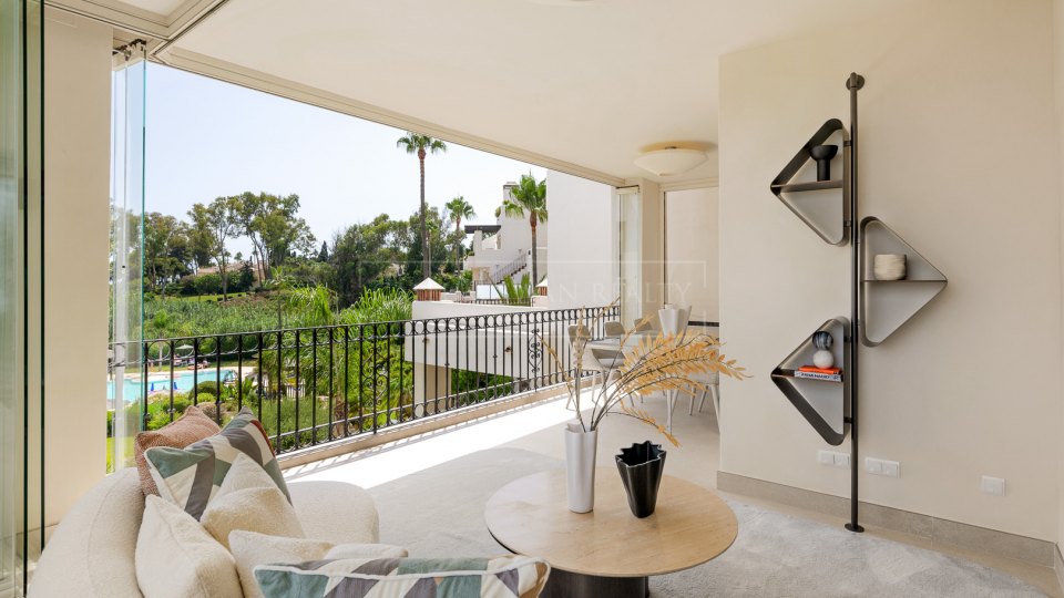 Estepona, Apartamento reformado en primera línea de playa en Bahía del Velerín, Estepona